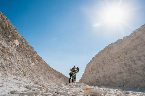 dunas  de areia  - casal - ensaio de casal - pre-weedding - ensaio fotográfico em brasília  - vestido verde- amor na fotografia - '