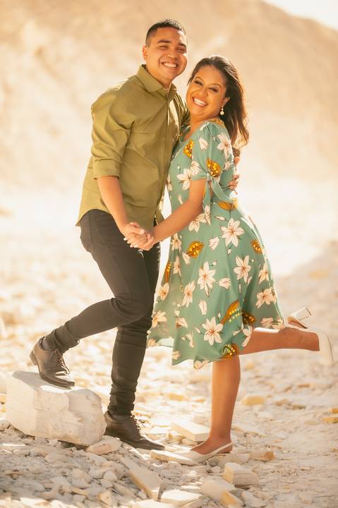 dunas  de areia  - casal - ensaio de casal - pre-weedding - ensaio fotográfico em brasília  - vestido verde- amor na fotografia - '