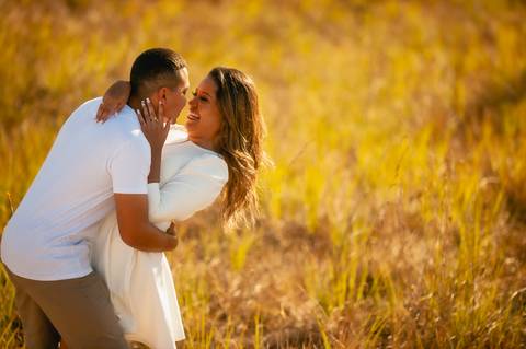 dunas  de areia  - casal - ensaio de casal - pre-weedding - ensaio fotográfico em brasília  - vestido verde- amor na fotografia - '
