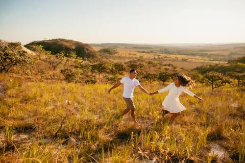 dunas  de areia  - casal - ensaio de casal - pre-weedding - ensaio fotográfico em brasília  - vestido verde- amor na fotografia - '