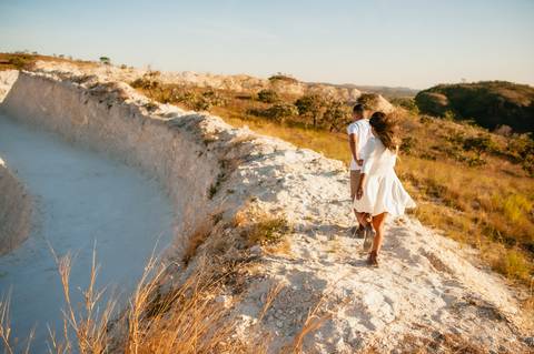 dunas  de areia  - casal - ensaio de casal - pre-weedding - ensaio fotográfico em brasília  - vestido verde- amor na fotografia - '
