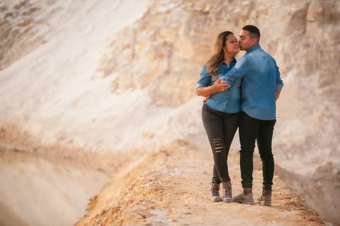dunas  de areia  - casal - ensaio de casal - pre-weedding - ensaio fotográfico em brasília  - vestido verde- amor na fotografia - '