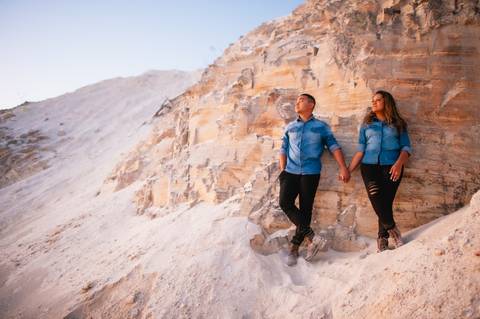 dunas  de areia  - casal - ensaio de casal - pre-weedding - ensaio fotográfico em brasília  - vestido verde- amor na fotografia - '
