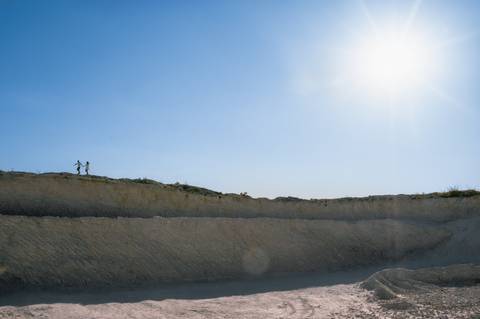dunas  de areia  - casal - ensaio de casal - pre-weedding - ensaio fotográfico em brasília  - vestido verde- amor na fotografia - '