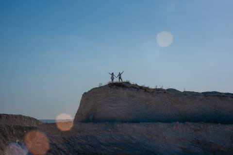 dunas  de areia  - casal - ensaio de casal - pre-weedding - ensaio fotográfico em brasília  - vestido verde- amor na fotografia - '
