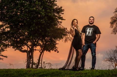 fazenda - fazenda apoena - casal - ensaiodecasal - ensaio apoema - preweddind - Any e Ad - dia de sol  -  ensaio rustico  por do sol '