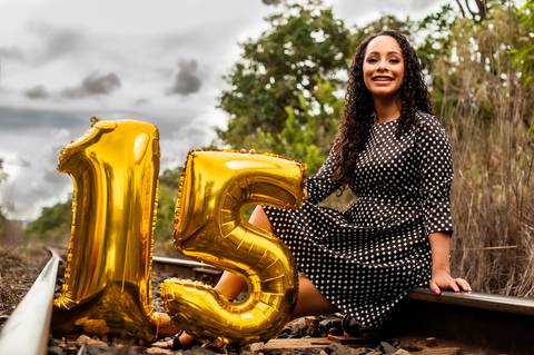 15 anos - debutante eme brasilia - fotografia de debutante - ensiao fotografico de debutante - baloes de 15 anos  fumaca azul '