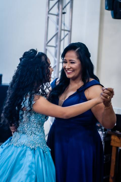 15 anos - festa  15 anos - Alice pais  das maravilhas  - vestido azul - festa de debutante  dança mãe '