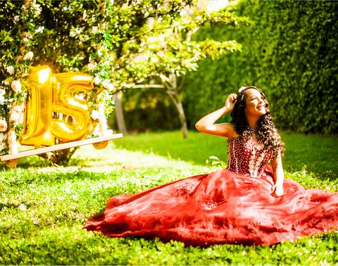 15 anos - debutante em brasilia - fotografia de debutante - - baloes de 15 - balanço floral - vestido vermelho'