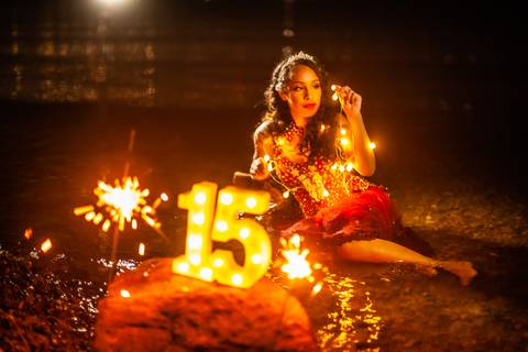 15 anos - debutante em brasilia - fotografia de debutante - vestido vermelho - debutande erminda dom bosco noite- led 15 anos   '
