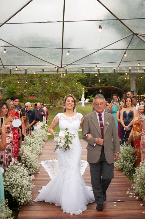 fazenda apoena  -  casamento - casamento annie e Advaldo - casamento na fazenda  - entrada da noiva com o pai no grande dia '