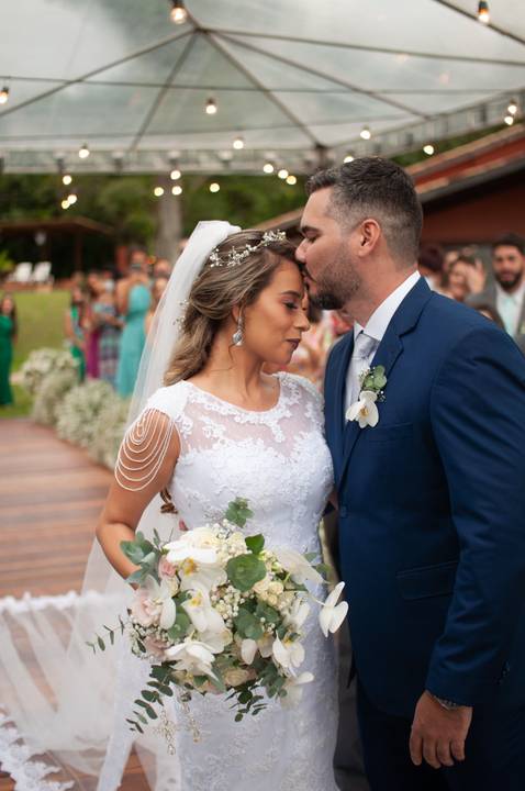 fazenda apoena  -  casamento - casamento annie e Advaldo - casamento na fazenda  - beijo do noivo na noiva algo lindo '