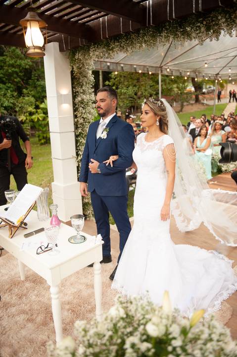 fazenda apoena  -  casamento - casamento annie e Advaldo - casamento na fazenda  - casal de frente  '