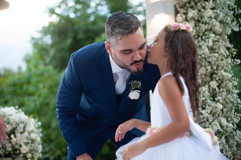 fazenda apoena  -  casamento - casamento annie e Advaldo - casamento na fazenda  - dama que é a sobrinha dando aquele beijo mais lindo '