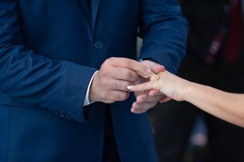 fazenda apoena  -  casamento - casamento annie e Advaldo - casamento na fazenda  - colocando a aliança na noiva '
