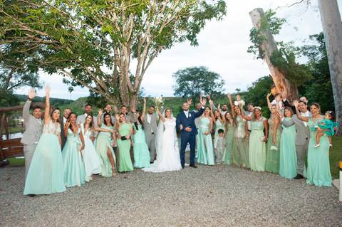 fazenda apoena  -  casamento - casamento annie e Advaldo - casamento na fazenda  - todos juntos  noivos e padrinhos  - comemoração entre noivos  e padrinhos   '