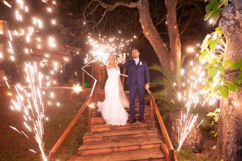 fazenda apoena  -  casamento - casamento annie e Advaldo - casamento na fazenda  - fotos  indoor  brinde  do casal '