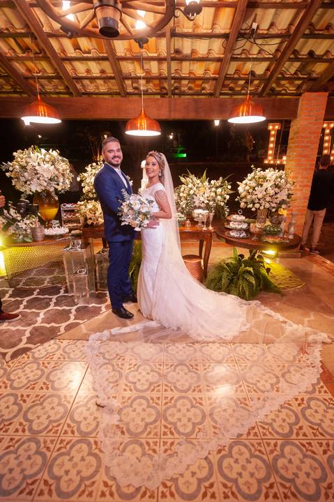 fazenda apoena  -  casamento - casamento annie e Advaldo - casamento na fazenda  - casal posado na mesa do bolo'