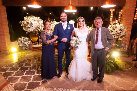 fazenda apoena  -  casamento - casamento annie e Advaldo - casamento na fazenda  - casal posado posado com os pais da noiva '