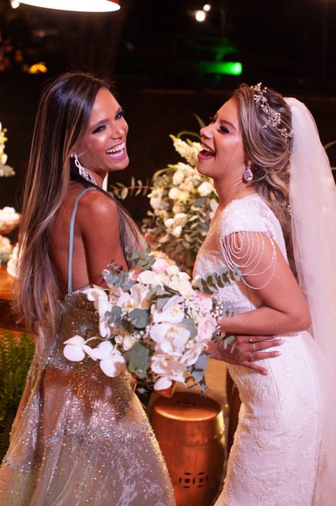 fazenda apoena  -  casamento - casamento annie e Advaldo - casamento na fazenda  - amigas  sorrindo de muita alegria e vivendo o melhor da vida '