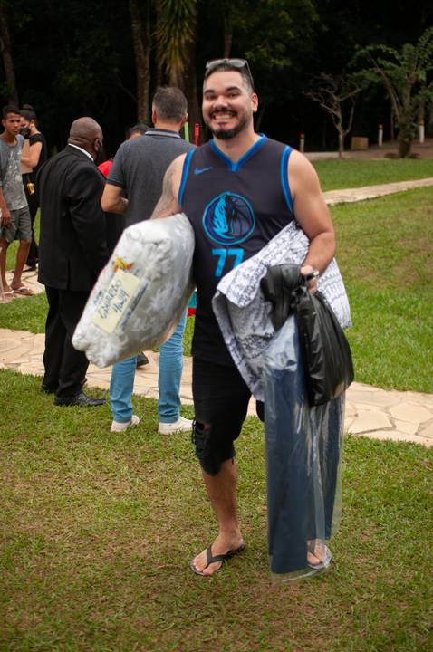 |fazenda apoena  -  casamento - casamento annie e Advaldo - casamento na fazenda  - noivo chegando  no meio dos convidado '