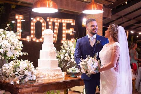 fazenda apoena  -  casamento - casamento annie e Advaldo - casamento na fazenda  - casal posado lindo com love de  fundo '