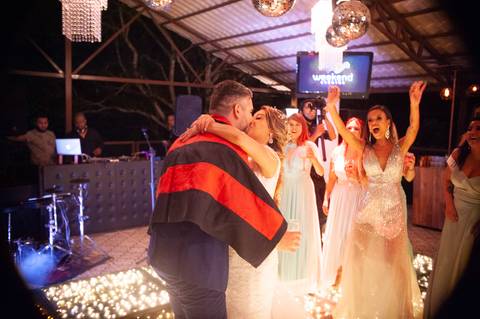 fazenda apoena  -  casamento - casamento annie e Advaldo - casamento na fazenda  - beijo da noiva na pista de dança '