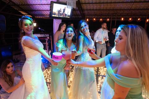 fazenda apoena  -  casamento - casamento annie e Advaldo - casamento na fazenda  - madrinhas  brindando '