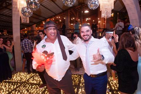 fazenda apoena  -  casamento - casamento annie e Advaldo - casamento na fazenda  - tio do noivo pegando o buque das piriguetes '