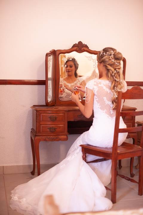 fazenda apoena  -  casamento - casamento annie e Advaldo - casamento na fazenda  - make da noiva  sentada  na pentiadeira  com perfume '