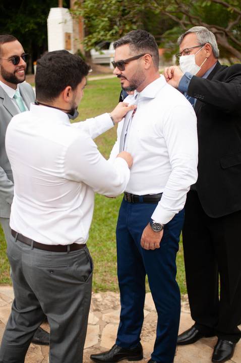 fazenda apoena  -  casamento - casamento annie e Advaldo - casamento na fazenda  - arrumando o noivo pelos padrinhos '