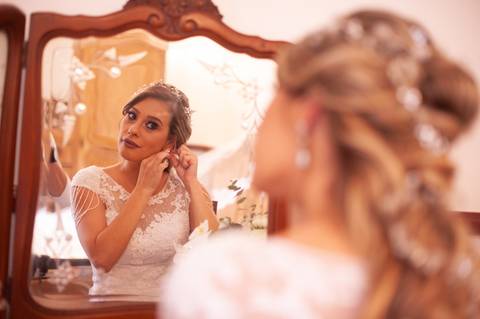 fazenda apoena  -  casamento - casamento annie e Advaldo - casamento na fazenda  - colocando o brinco  noive e make '