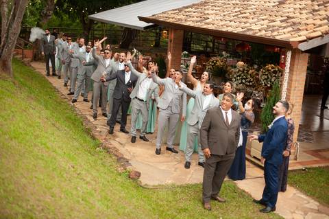 fazenda apoena  -  casamento - casamento annie e Advaldo - casamento na fazenda  - corredor  com os padrinho e com muita alegria '