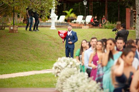 fazenda apoena  -  casamento - casamento annie e Advaldo - casamento na fazenda  - entrada no noivo com balão  da mãe '