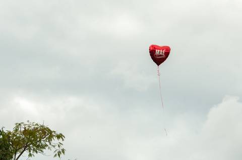fazenda apoena  -  casamento - casamento annie e Advaldo - casamento na fazenda  - balão voando  com o nome da mãe '
