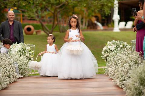 fazenda apoena  -  casamento - casamento annie e Advaldo - casamento na fazenda  - entrada das 2 floristas '