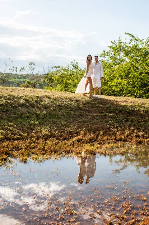 pre-wedding - ensaiodecasal - noivos - ensaio fotografico - fotografo no gama df - fotografo na santa maria - casal  -   reflexo na agua e casal de branco '