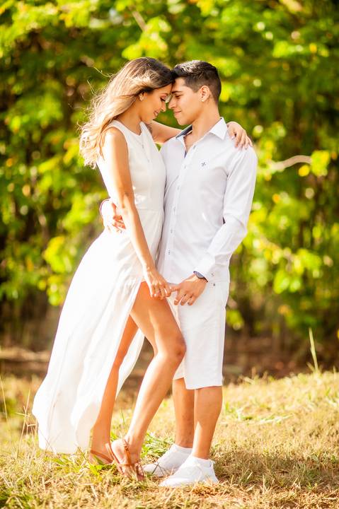 pre-wedding - ensaiodecasal - noivos - ensaio fotografico - fotografo no gama df - fotografo na santa maria - casal  -  casal de branco '