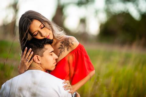 pre-wedding - ensaiodecasal - noivos - ensaio fotografico - fotografo no gama df - fotografo na santa maria - casal  -  casal de vermelho - por do sol '