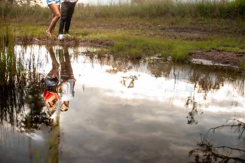 pre-wedding - ensaiodecasal - noivos - ensaio fotografico - fotografo no gama df - fotografo na santa maria - casal  -  reflexo na agua - com flash no casal '