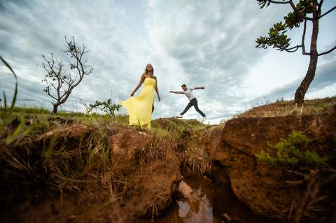pre-wedding - ensaiodecasal - noivos - ensaio fotografico - fotografo no gama df - fotografo na santa maria - casal  -  capa do album -  voando para o amor  - saltando  e por do sol - vestido amarelo'