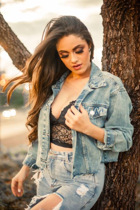 ensaio fotografico - ensaio feminino - fotografia de  mulher  - ensaio fotografico no gama - ensaio fotografico na santa maria  - make up - por do sol  - jeans'