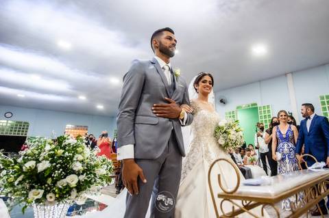 casamento - casamento católico - casamento Thalia e tiago - casamento em santa maria - wedding - ensaio de casal - felizes para sempre - casamento na pandemia -  casal visto de baixo '