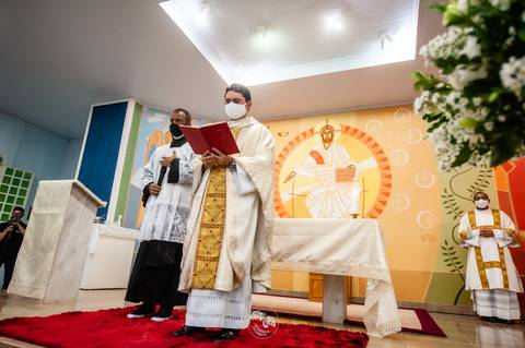 casamento - casamento católico - casamento Thalia e tiago - casamento em santa maria - wedding - ensaio de casal - felizes para sempre - casamento na pandemia -  padre lendo '