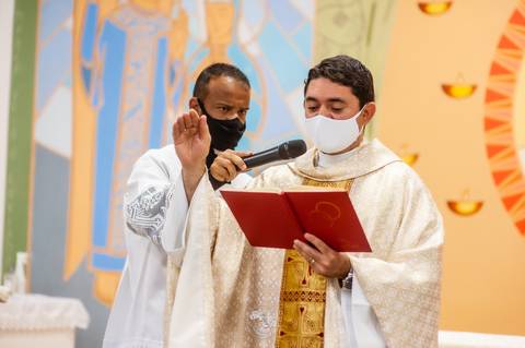 casamento - casamento católico - casamento Thalia e tiago - casamento em santa maria - wedding - ensaio de casal - felizes para sempre - casamento na pandemia -  padre lendo '