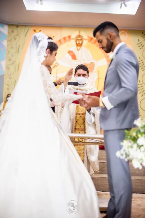casamento - casamento católico - casamento Thalia e tiago - casamento em santa maria - wedding - ensaio de casal - felizes para sempre - casamento na pandemia -  noivos e padre '