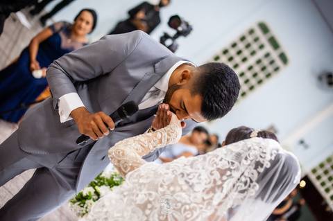 casamento - casamento católico - casamento Thalia e tiago - casamento em santa maria - wedding - ensaio de casal - felizes para sempre - casamento na pandemia -  beijo  nopiva com noiva  mão'