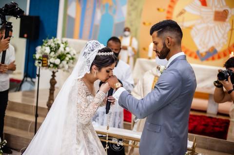 casamento - casamento católico - casamento Thalia e tiago - casamento em santa maria - wedding - ensaio de casal - felizes para sempre - casamento na pandemia -  beijo noiva e noivo mão'
