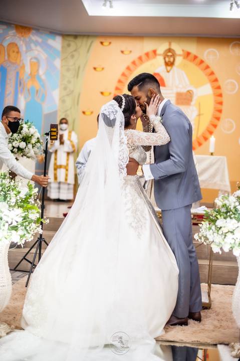 casamento - casamento católico - casamento Thalia e tiago - casamento em santa maria - wedding - ensaio de casal - felizes para sempre - casamento na pandemia -  beijo noivos '