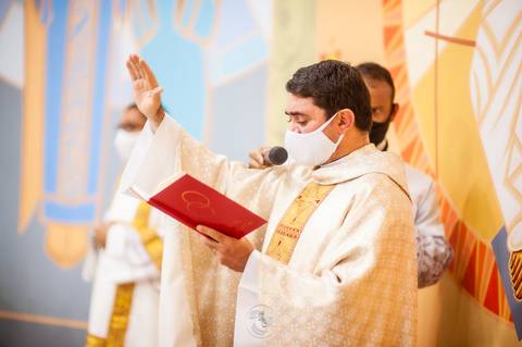 casamento - casamento católico - casamento Thalia e tiago - casamento em santa maria - wedding - ensaio de casal - felizes para sempre - casamento na pandemia -  benção do padre '